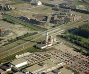 800661 Luchtfoto van de PEGUS hulpcentrale (Doorslag 1) te Nieuwegein; in het midden de Zuidstedeweg.